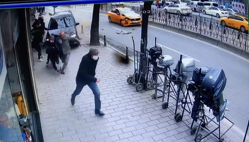 İstanbul’un göbeğinde dehşet: Araç kaldırımdaki yayaların arasına daldı