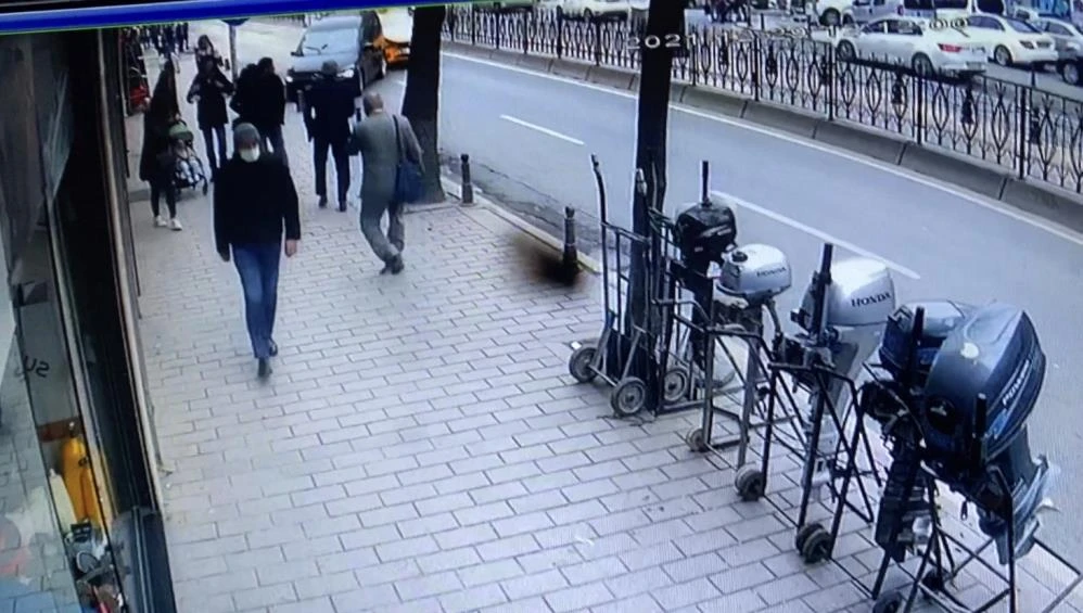 İstanbul’un göbeğinde dehşet: Araç kaldırımdaki yayaların arasına daldı