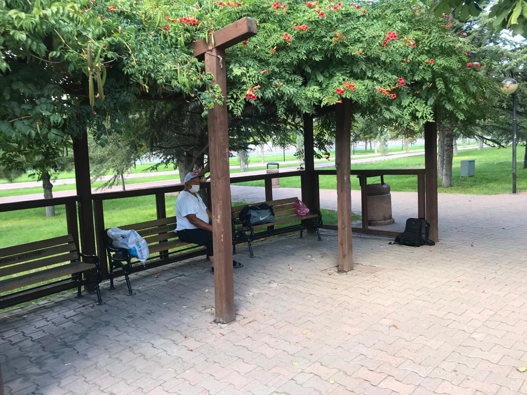 Ailesinin uzaklaştırma kararı aldırdığı yaşlı adam parkta yatıyor