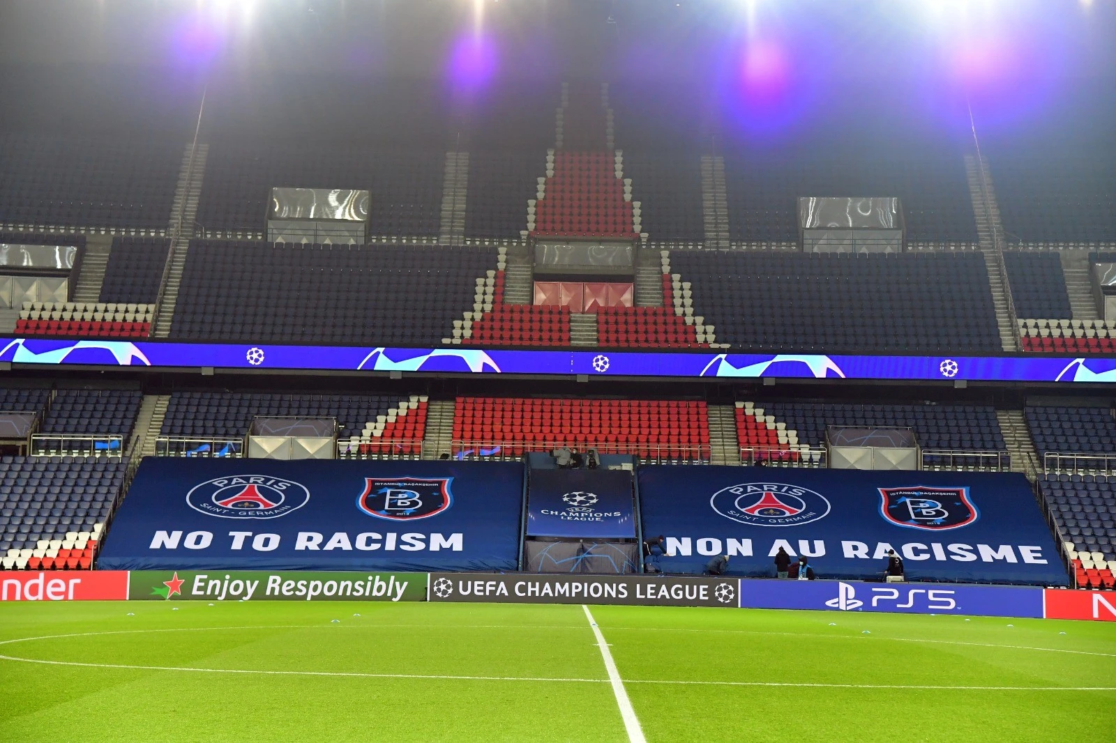 Parc des Princes'e ırkçılık karşıtı pankartlar asıldı
