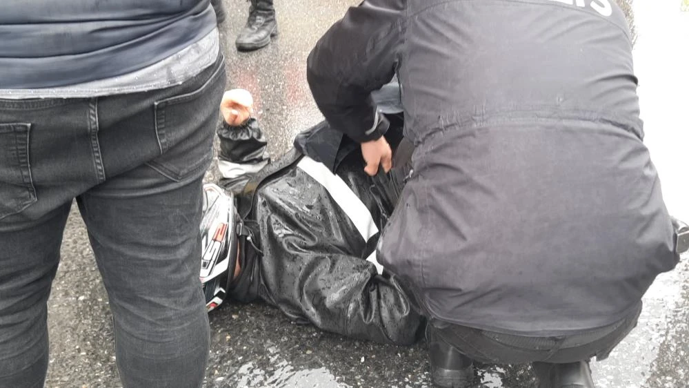 Kaza yapan kuryeye yağmurluğunu verip şemsiye tuttu