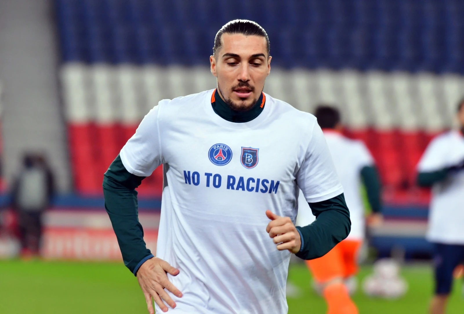 Parc des Princes'e ırkçılık karşıtı pankartlar asıldı