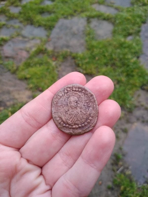 Ağaçları sularken 1500 yıllık para buldu