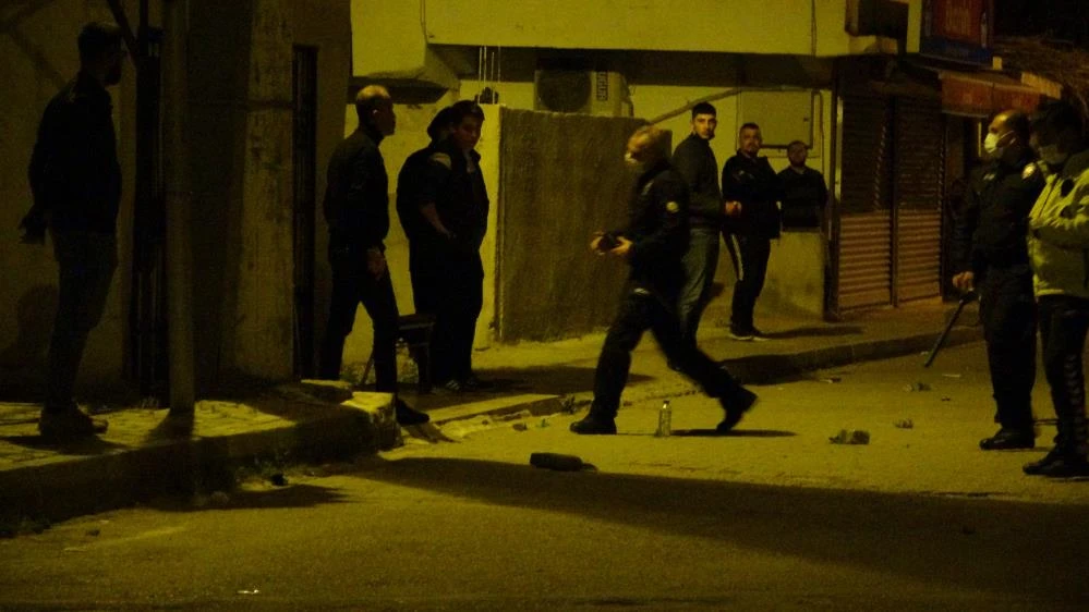 Maskeli kişiler dehşet saçtı: Bir polis yaralandı