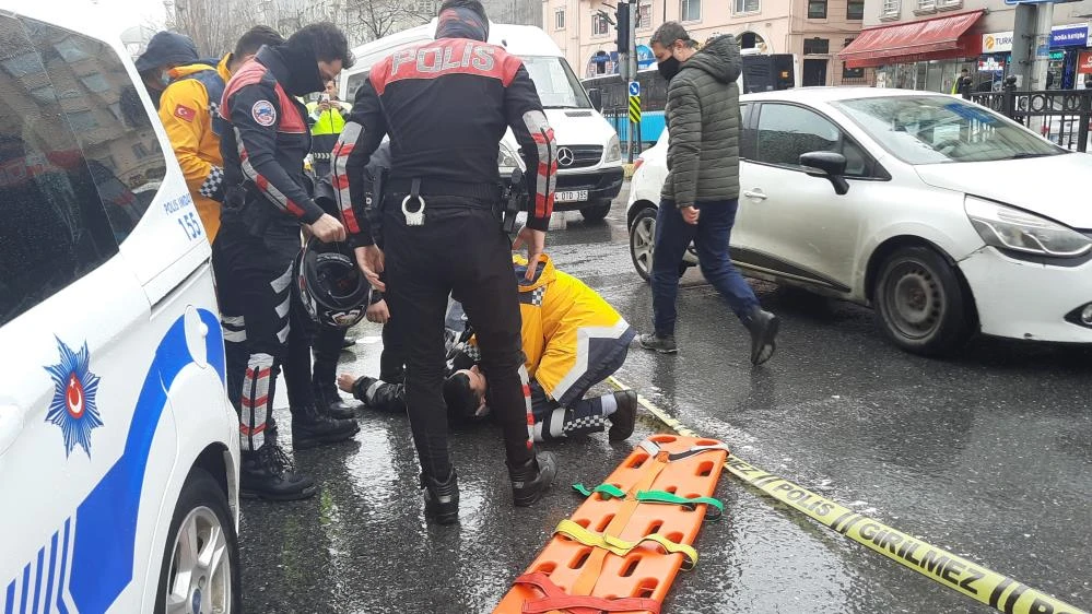 Kaza yapan kuryeye yağmurluğunu verip şemsiye tuttu