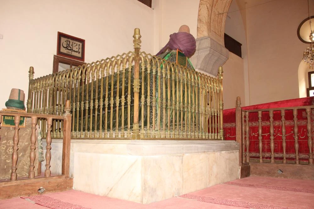 Prens Pihilip’in babası Afyon’daki türbeye çizmeleriyle girmiş