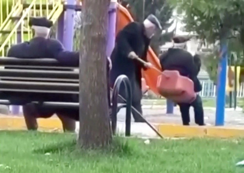 Yaşlıların, çocuk oyun alanında salıncak keyfi