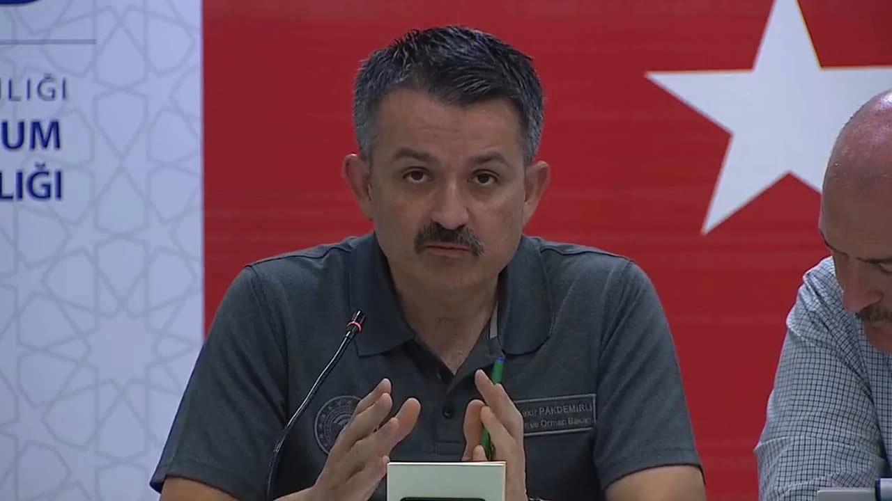 Bakan Pakdemirli: Yerleşim yerini tehdit eden yangın yok
