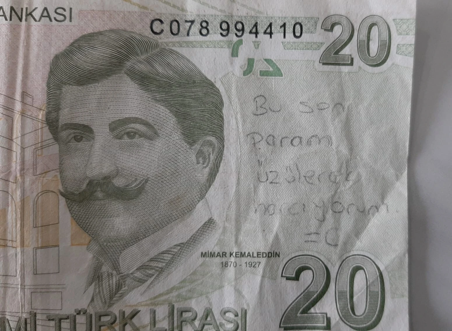 “Son param üzülerek harcıyorum” yazılı 20 TL’nin sahibini arıyor