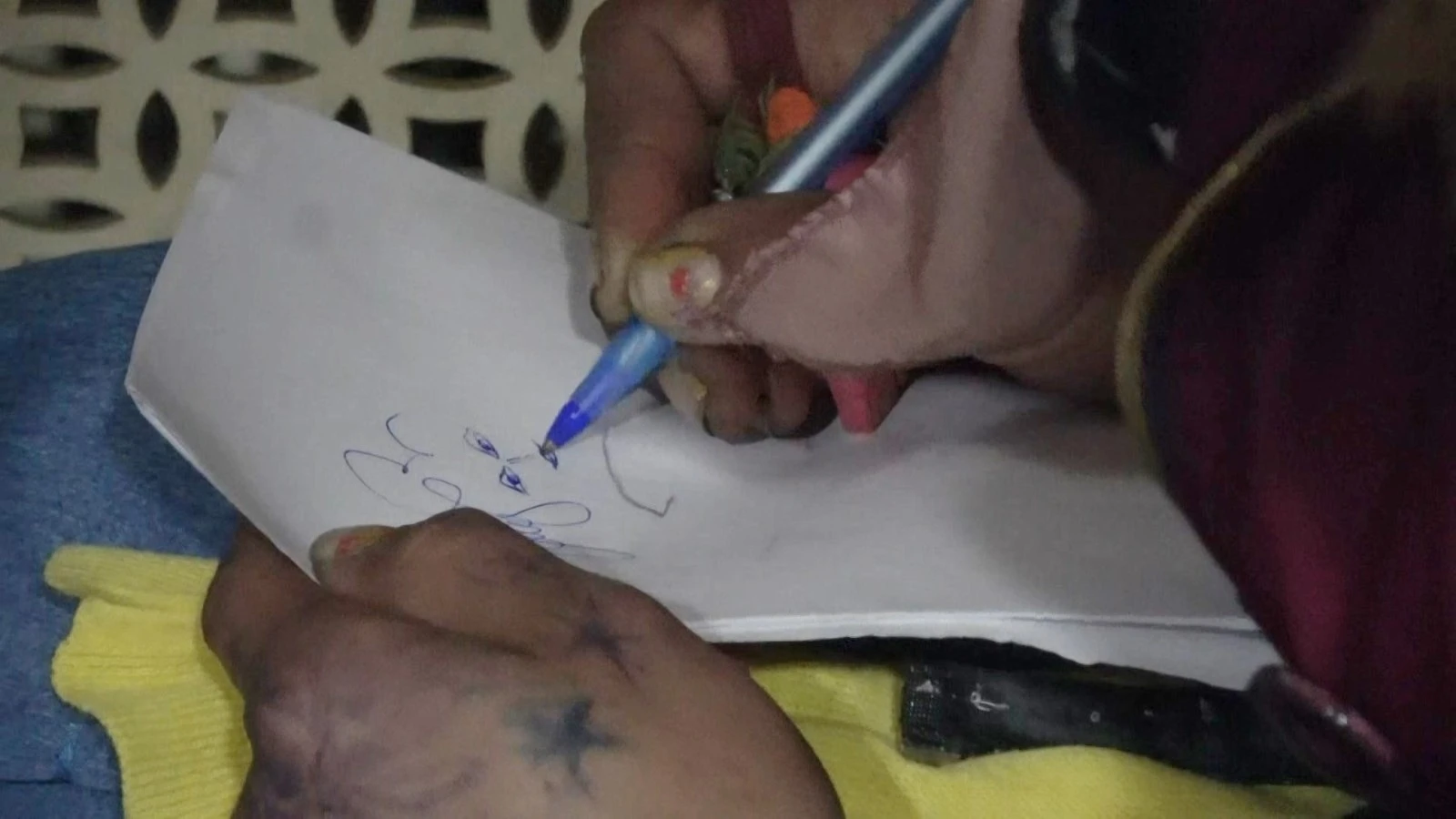 Sokakta donmak üzere olan evsiz kadını polis kurtardı