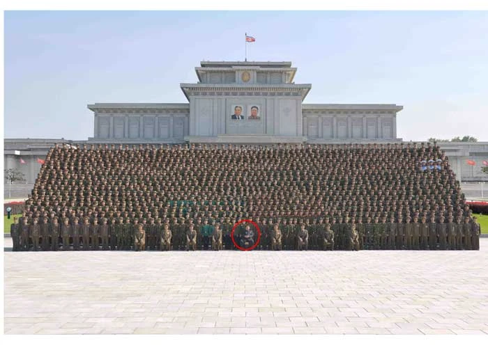 Kim Jong-un'dan dünyaya yeni tehdit! Yüzlerce askerin önünde böyle poz verdi