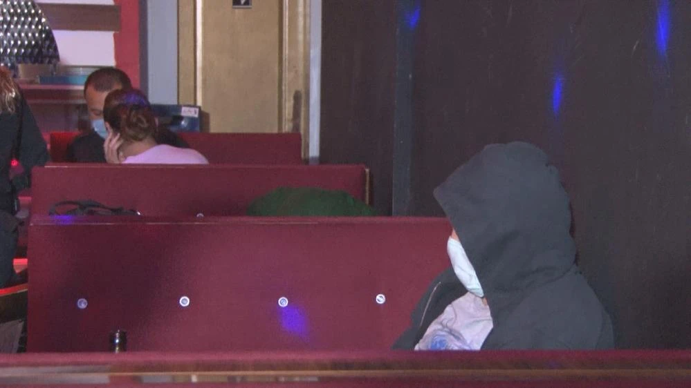 Baskında yakalandı, kamerayı görünce poz verdi