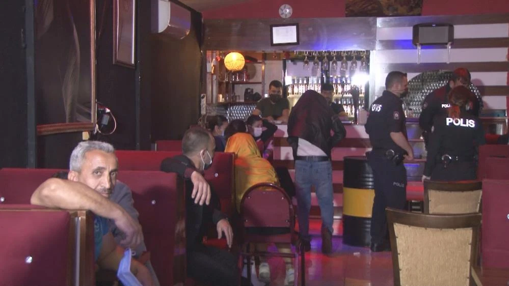 Baskında yakalandı, kamerayı görünce poz verdi