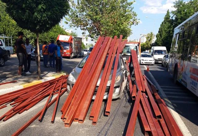 Demir profiller otomobilin üzerine düştü