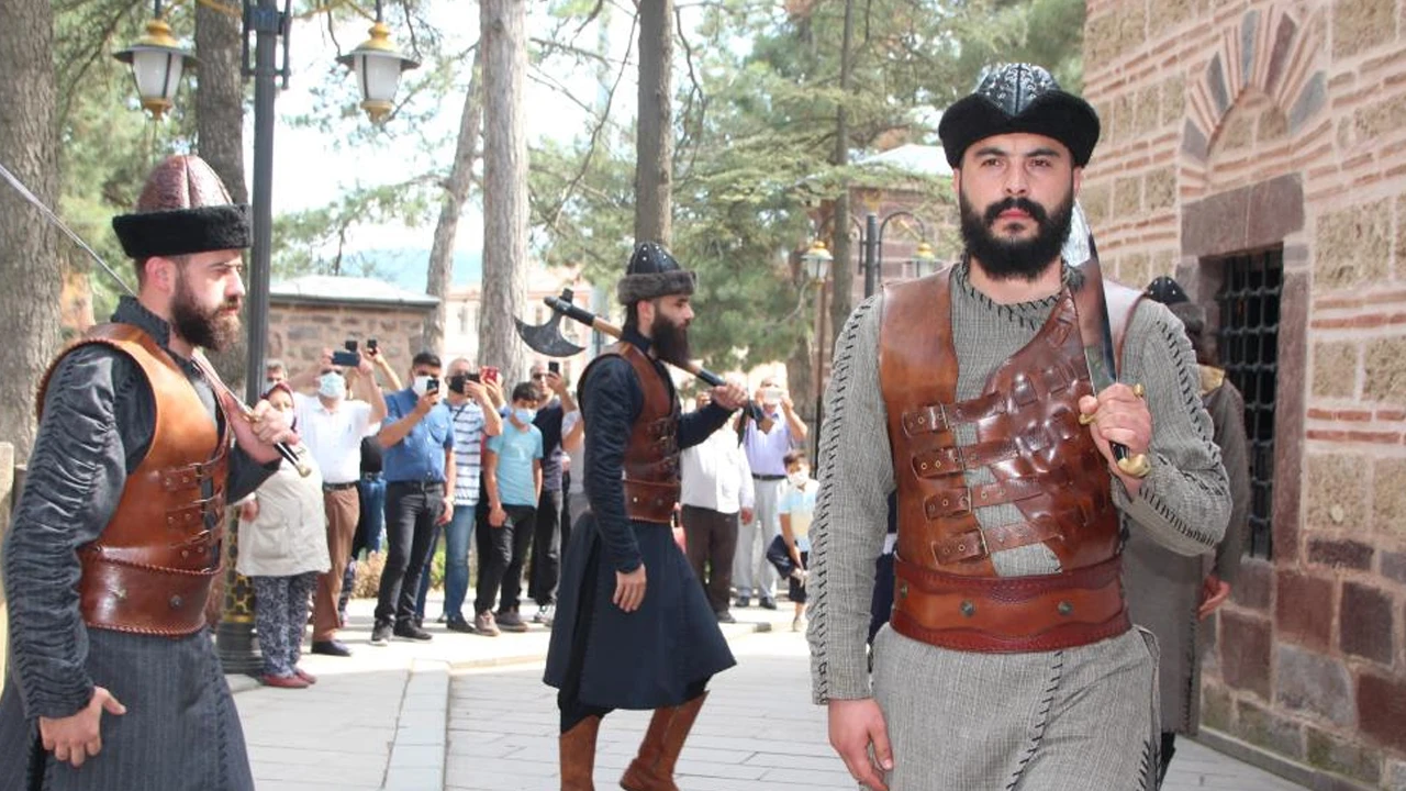 Ertuğrul Gazi Türbesi'nde nöbet değişimi pür dikkat izleniyor