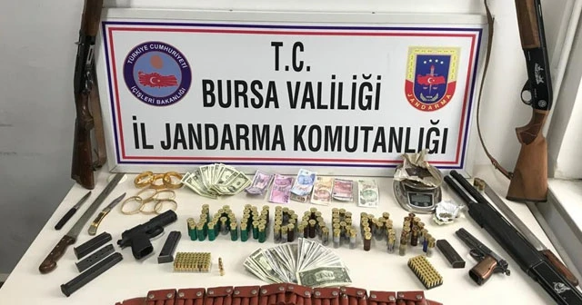 Uyuşturucu baskını yapılan evde cephanelik çıktı