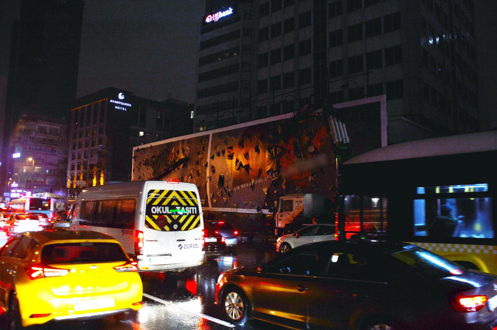 Reklam panosundan başına parça düşen şahıs öldü