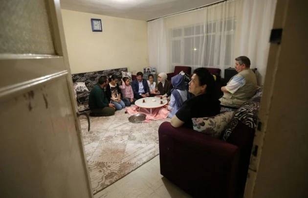 Başbakan Davutoğlu ve eşinden iftar sürprizi