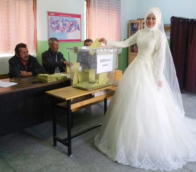 Oy kullanmaya gelinliğiyle geldi