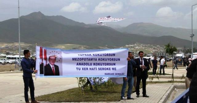 Tarihi açılışta pankartlar dikkat çekti