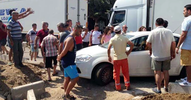 Halk çileden çıktı! Yolu kapatıp sopalarla araçlara saldırdılar