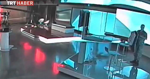 15 temmuz darbe girişiminde darbe bildirisini okuyacak yarbayın yeni görüntüleri ortaya çıktı