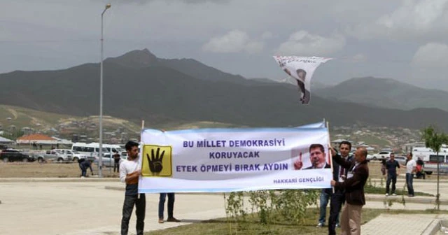 Tarihi açılışta pankartlar dikkat çekti