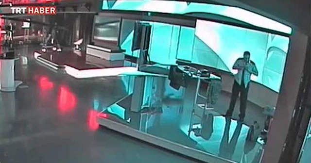 15 temmuz darbe girişiminde darbe bildirisini okuyacak yarbayın yeni görüntüleri ortaya çıktı