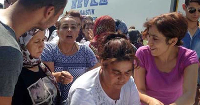 Halk çileden çıktı! Yolu kapatıp sopalarla araçlara saldırdılar