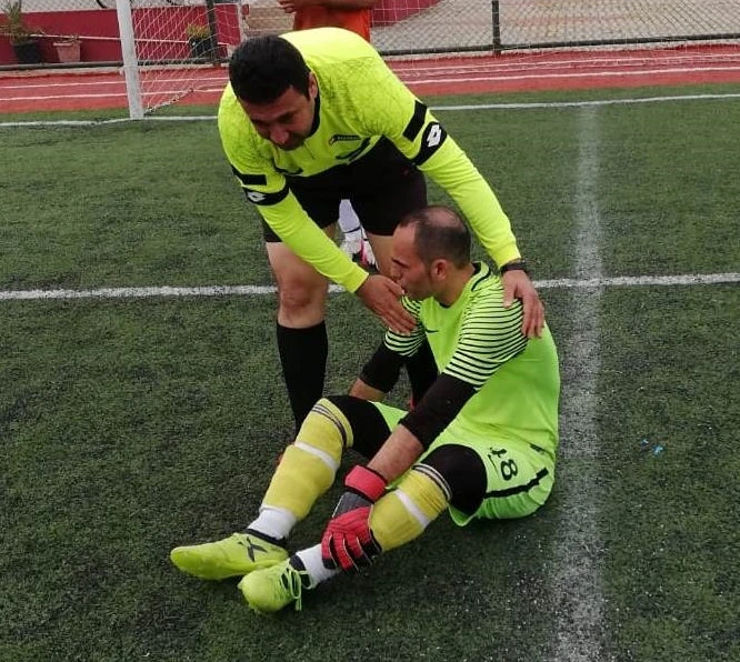 Dili boğazına kaçan kalecinin hayatını hakem kurtardı