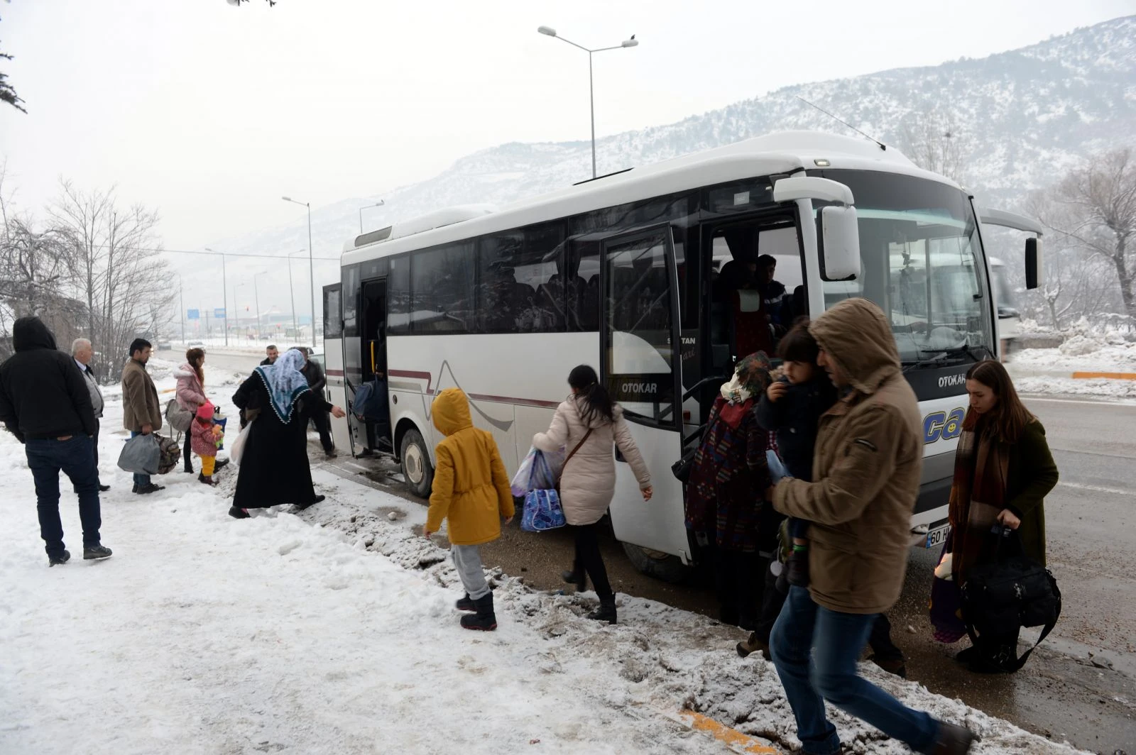 Otobüsteki yolcular daha fazla dayanamadı polisi arayarak ihbar etti