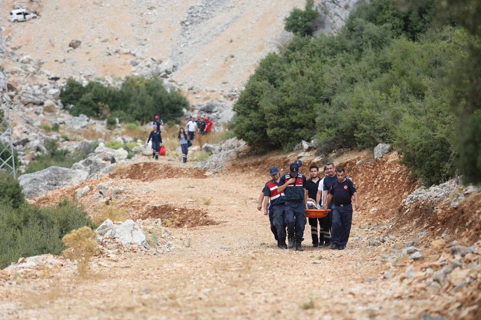 Emniyet kemeri bağlı olan çift 150 metre yuvarlanan araçtan sağ çıktı