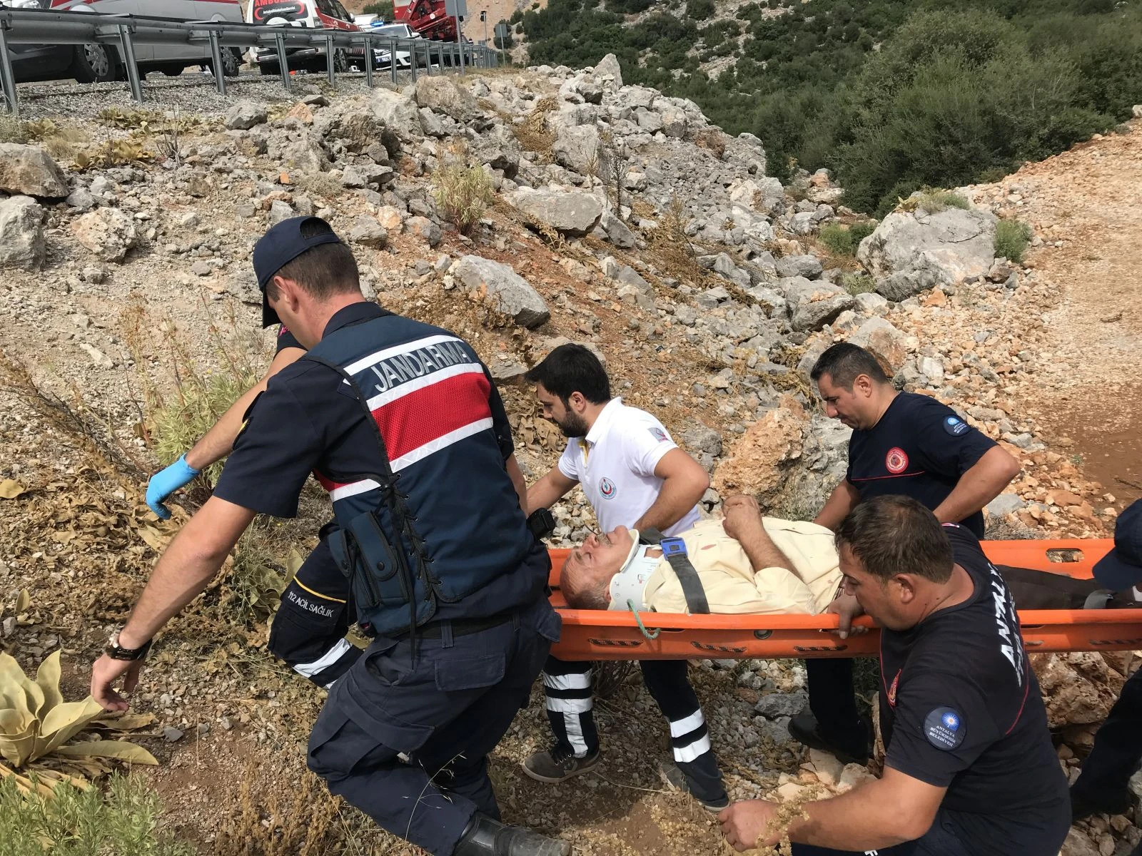 Emniyet kemeri bağlı olan çift 150 metre yuvarlanan araçtan sağ çıktı