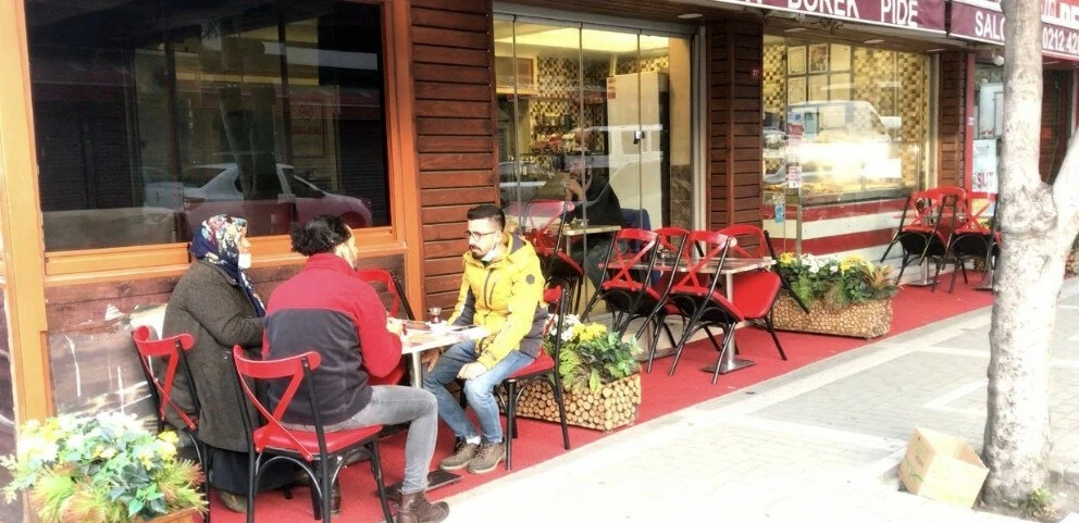 Börekçi önünde koronavirüs kahvaltısı