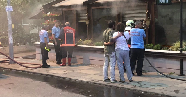 Restoranın yanışını gözyaşları ile izledi