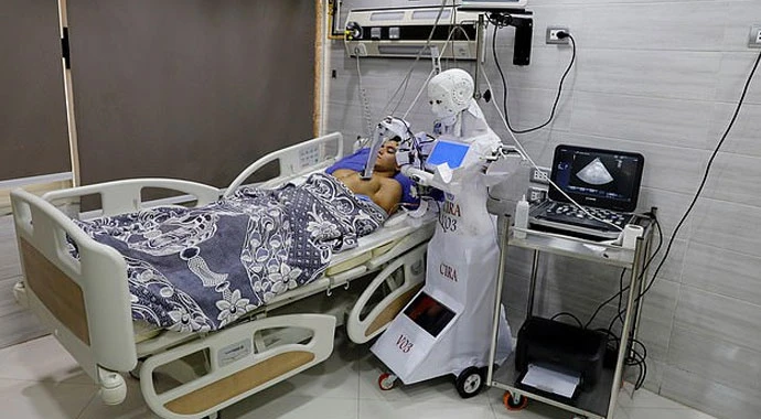 Mısır’da hastanede Covid-19 hastalarına Cira-03 isimli robot bakıyor