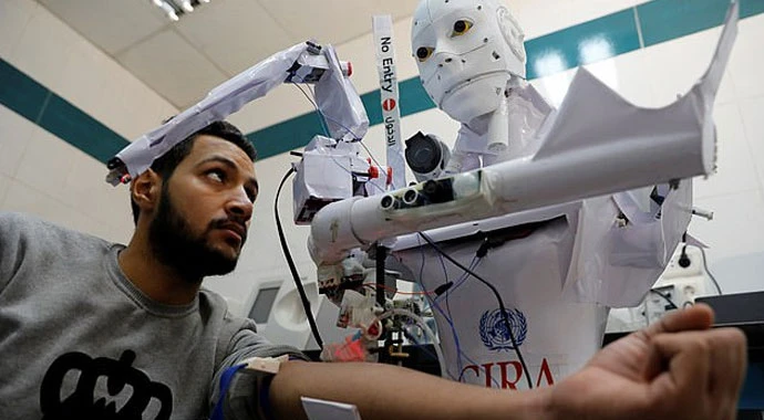 Mısır’da hastanede Covid-19 hastalarına Cira-03 isimli robot bakıyor