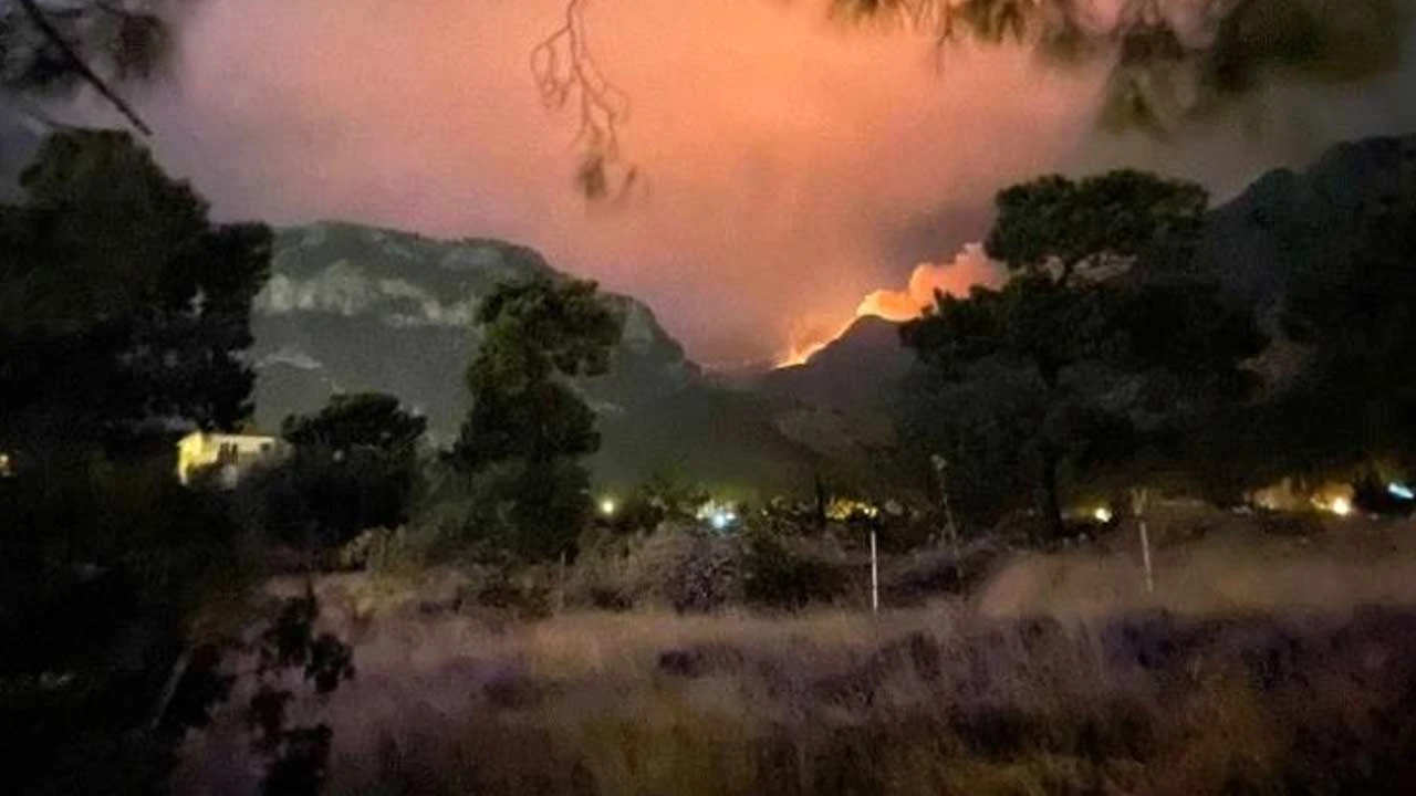 Antalya Konyaaltı'ndaki orman yangını kontrol altında