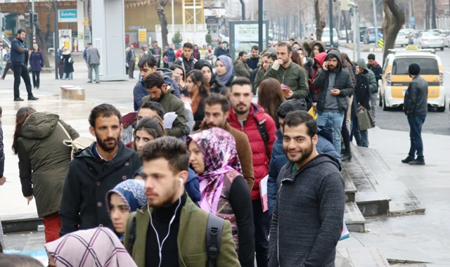 Diyarbakır’da 'memur' kuyruğu