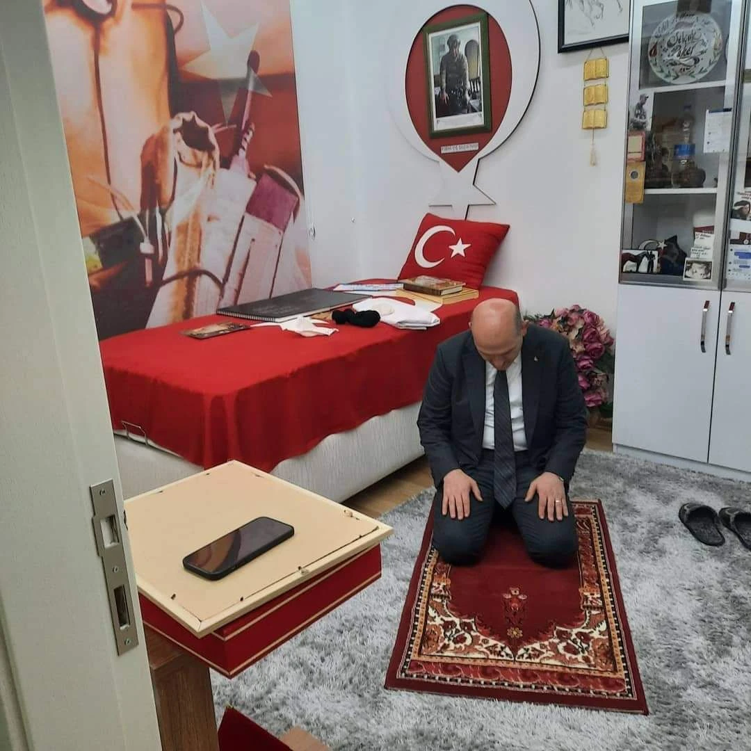 Bakan Soylu, şehidin seccadesinde namaz kıldı