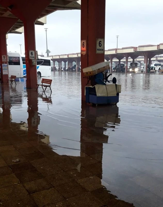 Adana otogarı sağanak yağışla sular altında kaldı