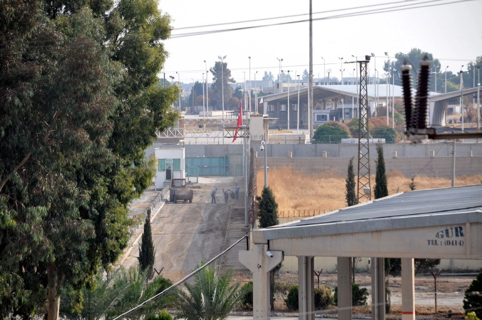 1 milyon Suriyeli'nin güvenli bölgeye geçeceği sınır kapısında temizlik çalışmaları başladı