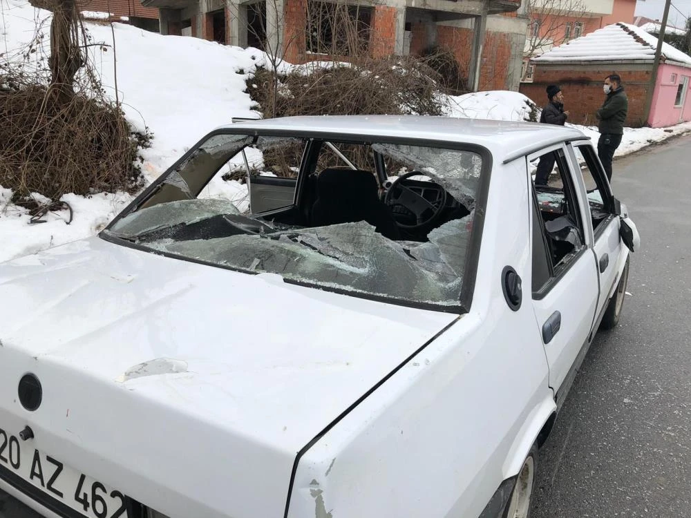 Aracın önünü kesip sürücüyü darp ettiler