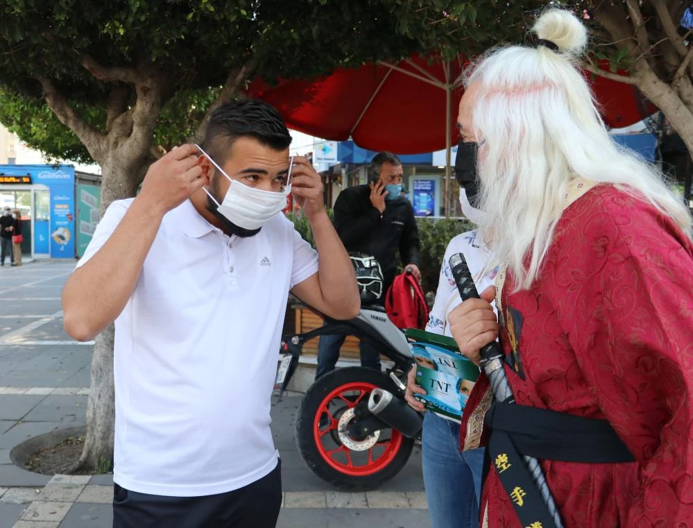 Samuray kostümlü maske uyarısı