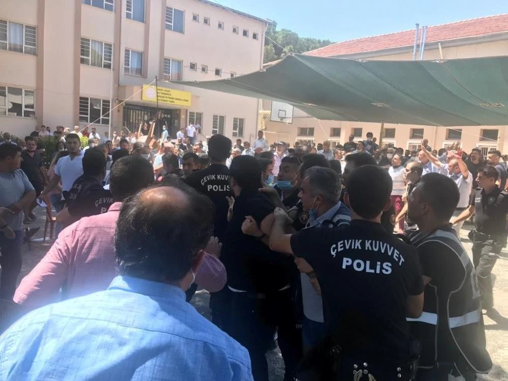 Baba ve oğul yarıştı! Üyeler oy için birbirine girdi