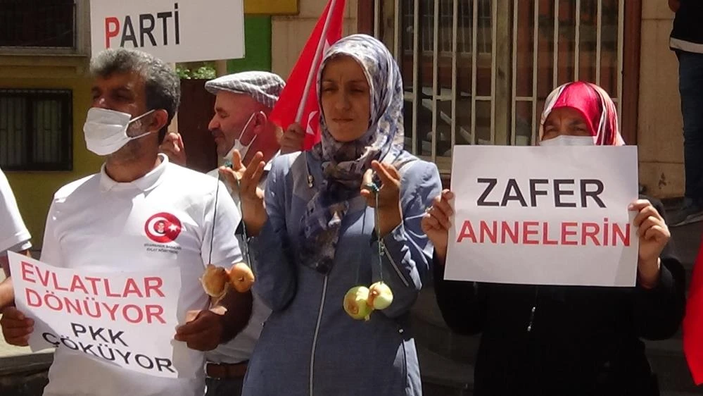 Evladına kavuşunca HDP’ye soğan astı