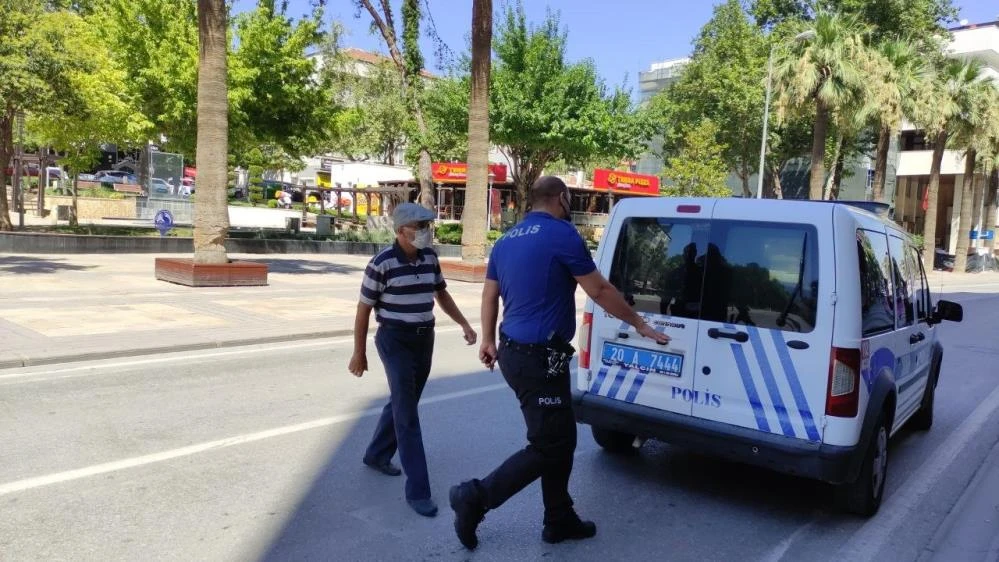 Kızının gözü önünde damadını bıçakladı