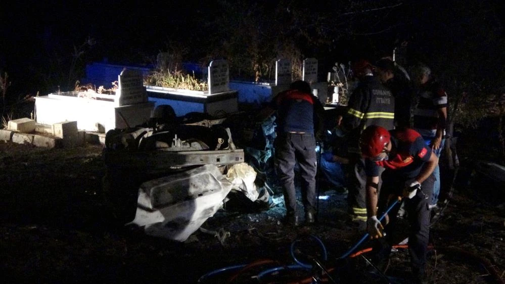 Kaza yapan araç mezarlığa uçtu! Sürücü yanarak can verdi