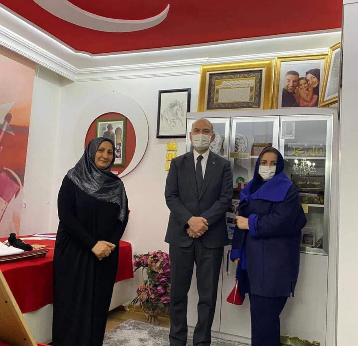 Bakan Soylu, şehidin seccadesinde namaz kıldı