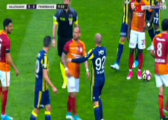 Sneijder ile Van Persie arasında tartışma
